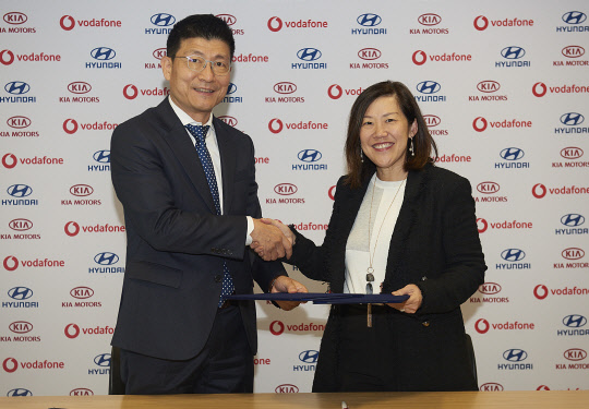 김지윤 현대·기아자동차 ICT기술사업부장 상무(왼쪽)와 엔 엔 탠 보다폰 엔터프라이즈 사장이 MOU(업무협약) 체결 뒤 악수를 하고 있다.  현대·기아자동차 제공